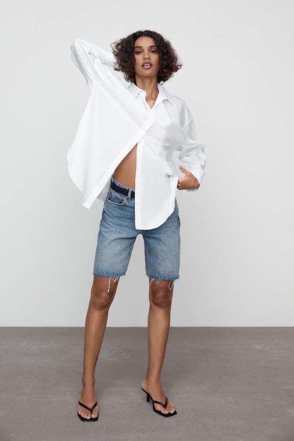 Camisa de popelín, de Zara (22,95 €).