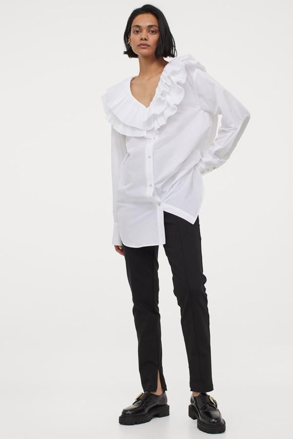 Camisa extralarga con volantes en el escote, de H&M (49,99 €).