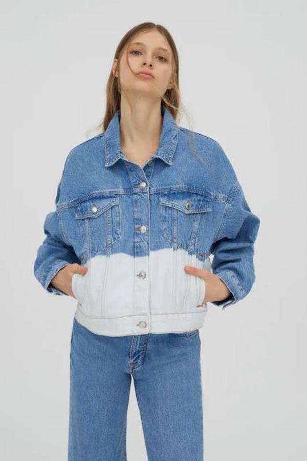 Cazadora vaquera con efecto desteñido (39,99 euros).