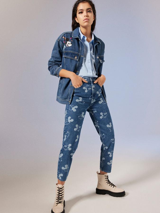 Pantalones vaqueros mom fit de Mickey (22,99 euros).