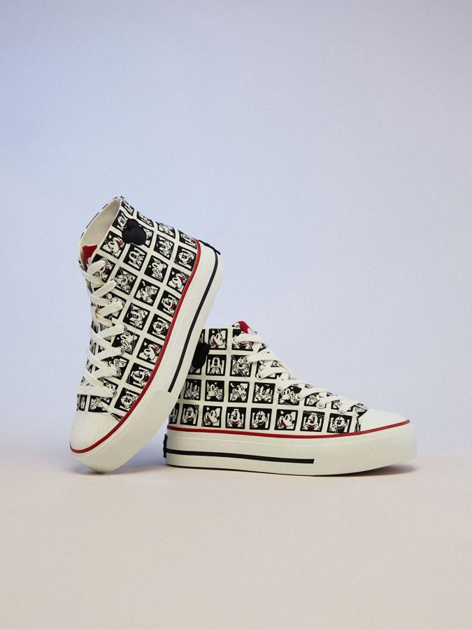 Zapatillas abotinadas en color blanco y negro (24,99 euros).