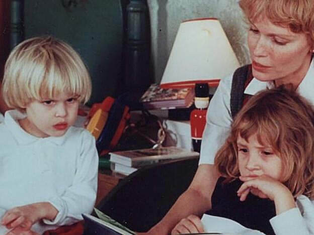 Mia Farrow junto a sus hijos Ronan y Dylan, los que ahora apoyan a su madre en su denuncia de abusos sexuales contra Woody Allen.
