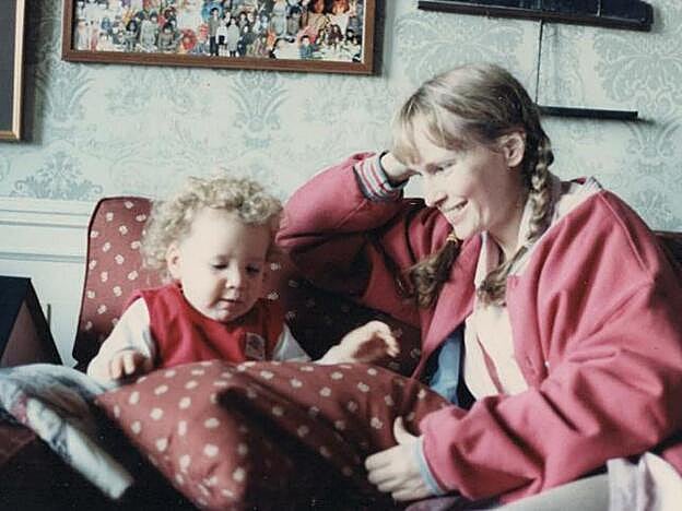 Una foto del álbum familiar de Mia Farrow, con su hija (adoptada) Dylan.