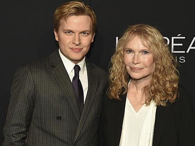 Una fotografía reciente de Ronan Farrow junto a su madre, Mia Farrow.