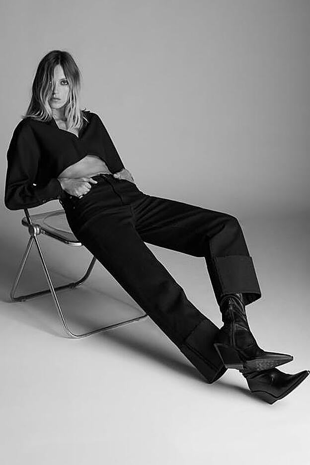 Vaqueros negros de Zara con una vuelta XL en el bajo, como lo de Victoria Beckham. .