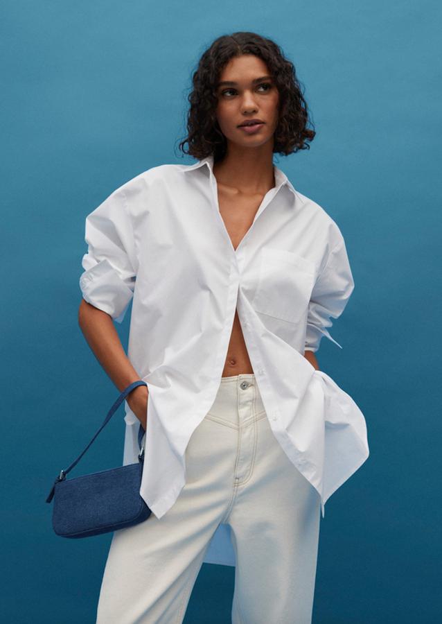 En algodón reciclado y diseño denim, este bolso baguette con asa corta y cierre de cremallera metalizada superior cuesta 15,99 euros.