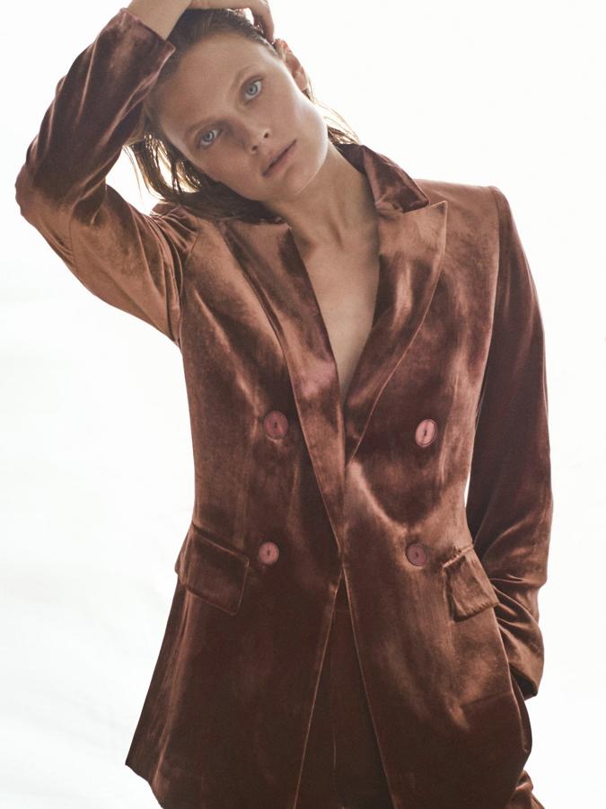 En cobre rosa, de corte recto y cuello con solapa de pico, esta americana de terciopelo con cierre de falso cruce viene con dos bolsillos laterales de solapa y abertura en la parte posterior. De 149 euros ha pasado a costar 59,95 euros y podemos encontrarla en las tallas 34, 36, 42 y 44.