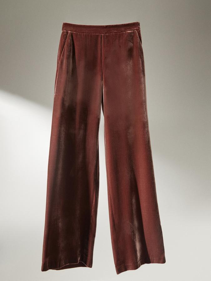 A juego con la americana, estos pantalones de corte recto en terciopelo de color cobre rosa han pasado de costar 69,95 euros a 35,95 euros y está disponible en las tallas 34, 36 y 38.