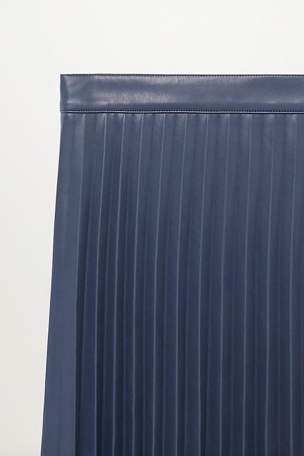 Detalle de la falda midi efecto piel de color azul acero de Violeta.