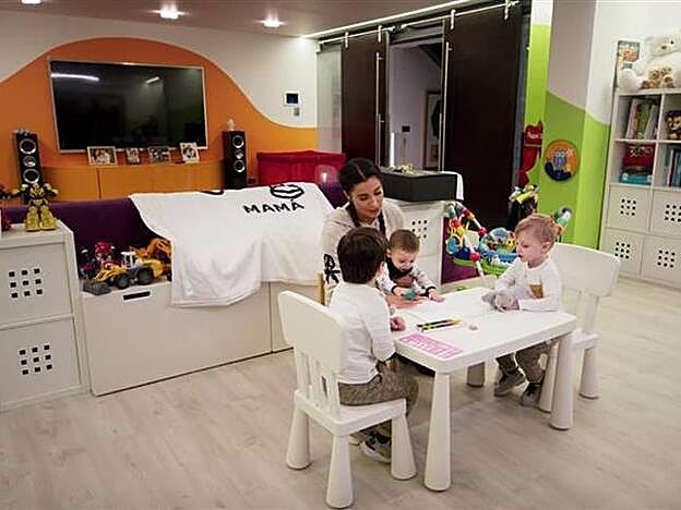 En la imágen destaca la gran televisión y las zonas de almacenaje.