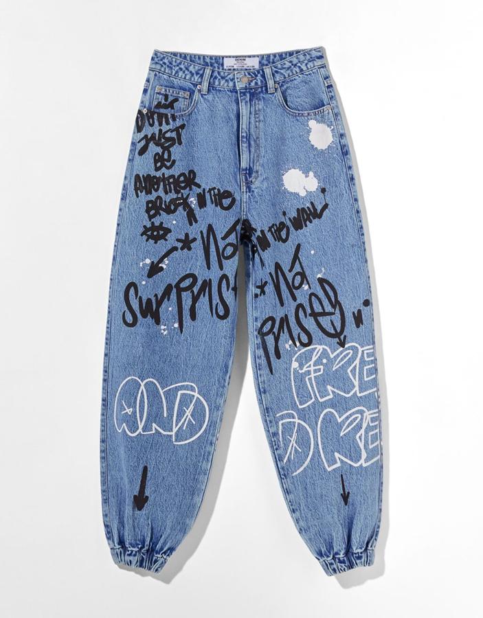 Pantalones jogger vaqueros con bajo elástico, de Bershka (35,99 €).