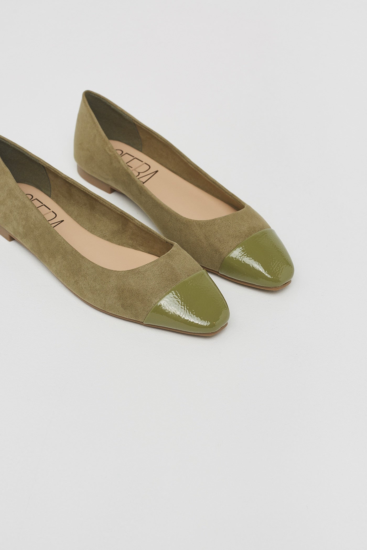 Bailarinas básicas en verde con puntera ovalada a contraste. También disponibles en azul cielo por 9,99 euros en Sephora.