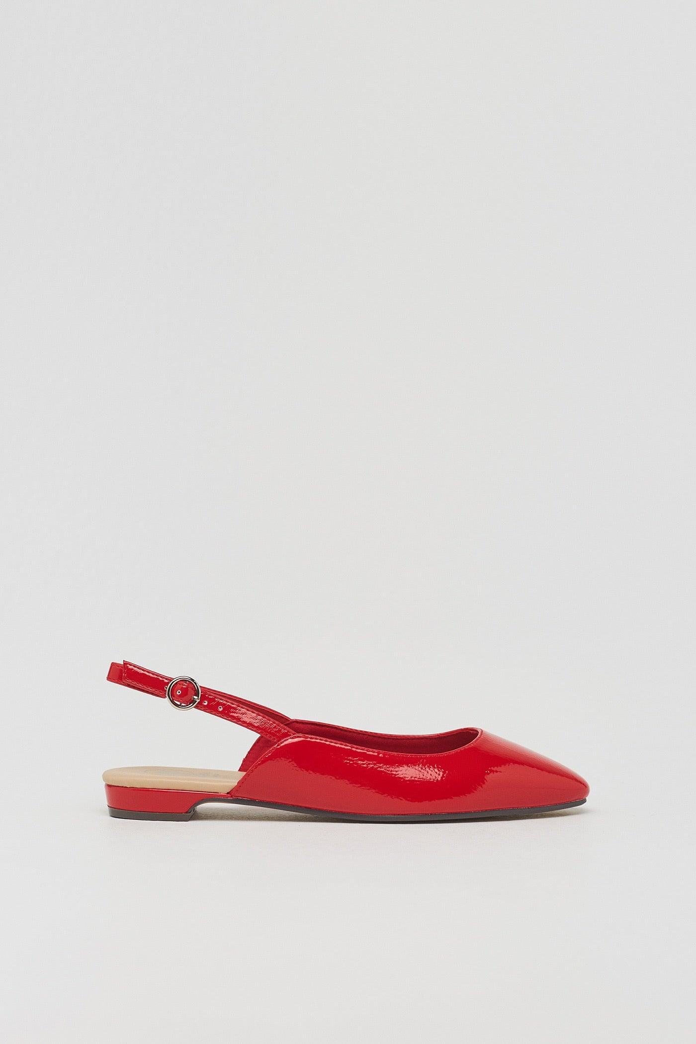 Seguimos con un diseño que se pondría la propia Alexa Chung con sus vaqueros favoritos: bailarinas rojas brillantes, destalonadas y con tacón mini. (19,99 euros).