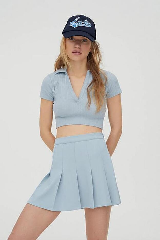 De manga corta, este diseño sport es cortesía de Pull&Bear.