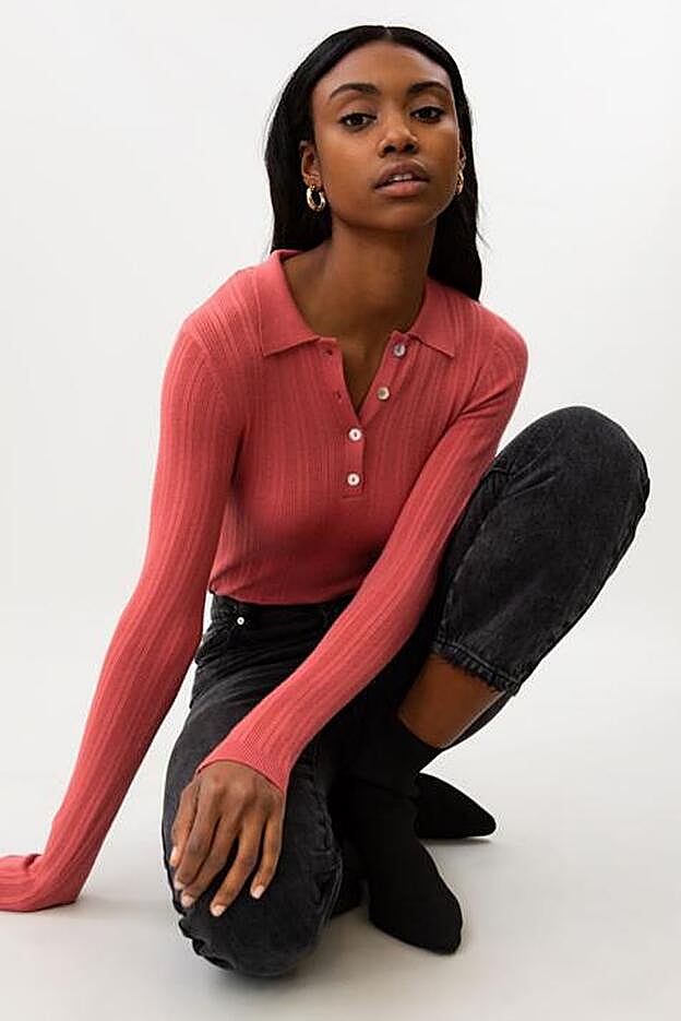 De canalé, ajustado, este modelo de polo de punto es de Lefties.