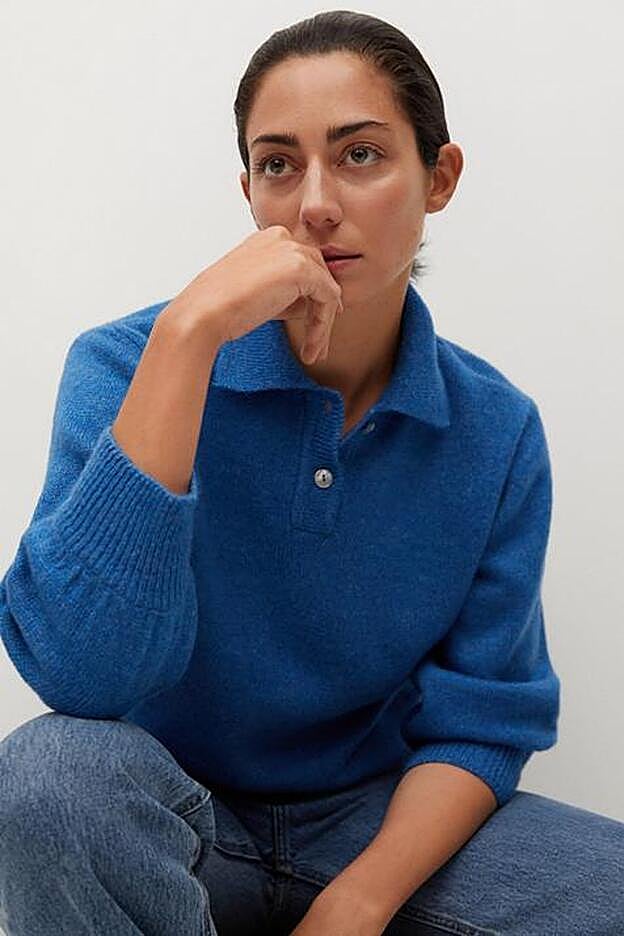 DE punto, en un azul ideal jersey de cuello polo de Mango.