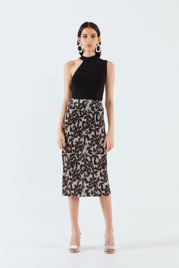 Falda midi de tubo con estampado en blanco y negro, de Sfera (7,15 €).