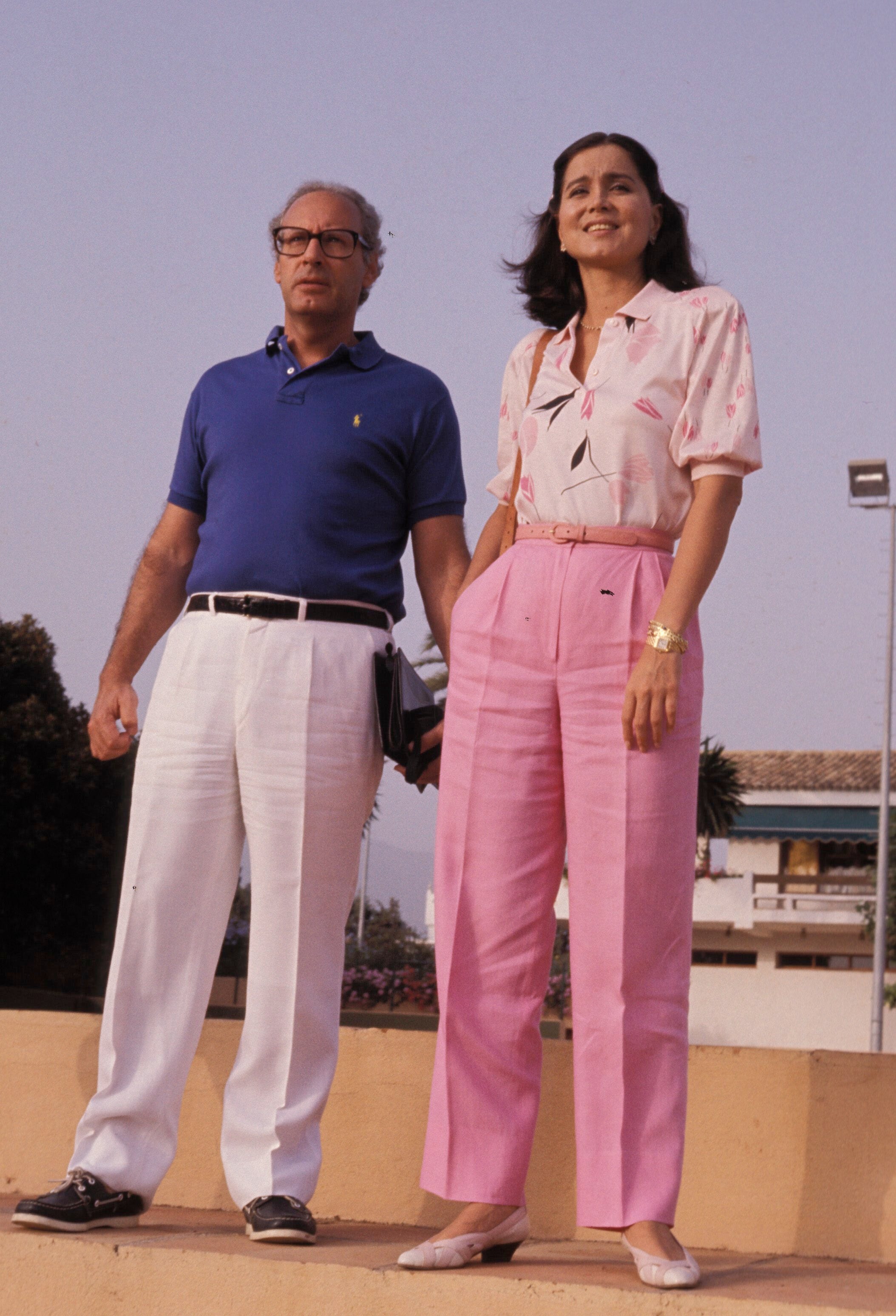 El color rosa está causando furor entre las tendencias de la temporada y nos nos extraña. Sienta de maravilla y da un toque de color a cualquier look apagado y básico. Isabel Preysler ya llevó la tendencia en 1991 con estos pantalones de traje rosas que podemos copiar hoy día en Zara.