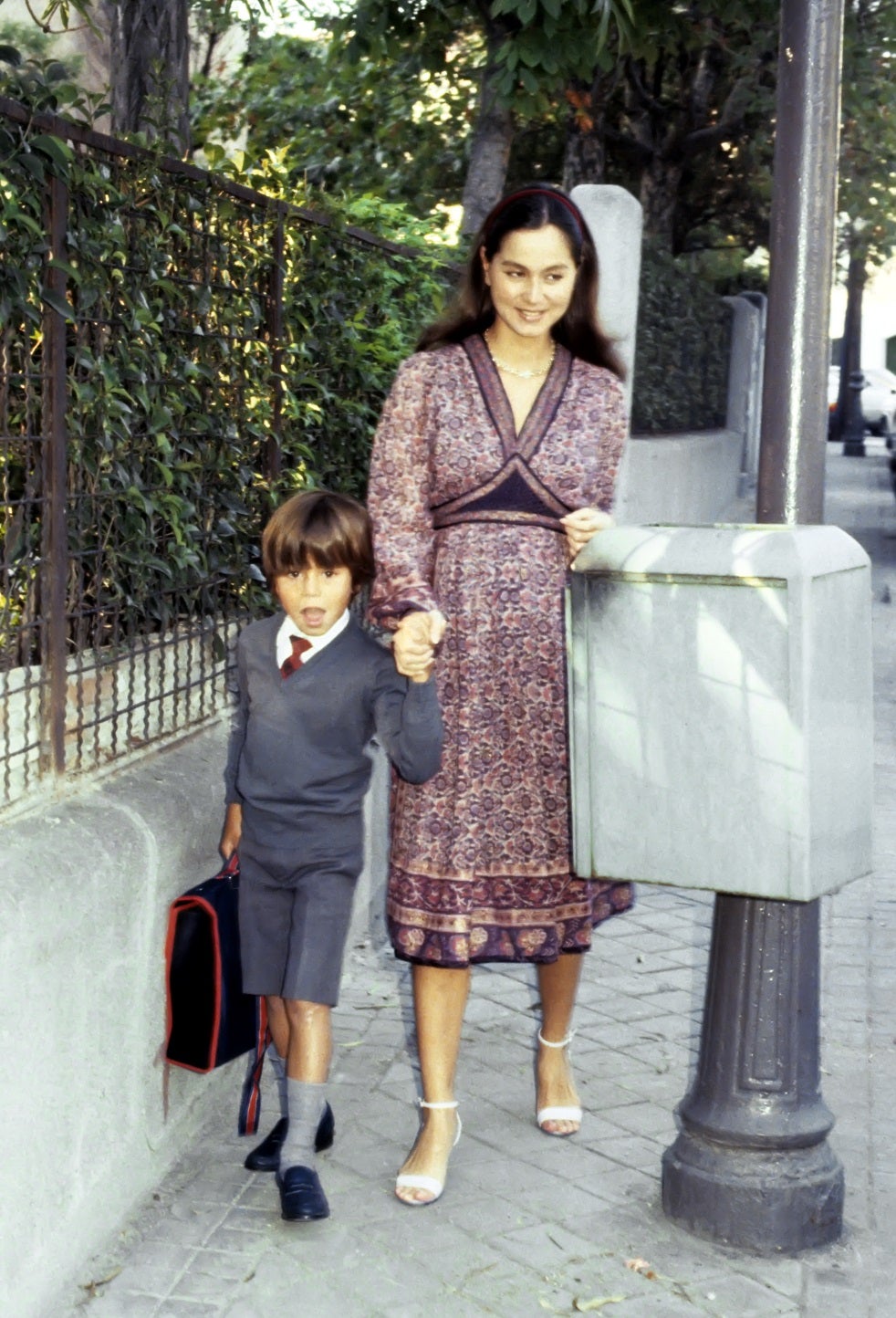 El entretiempo y la primavera son perfectos para lucir un vestido boho como el que lleva Isabel Preysler en esta foto: midi, con escote a pico y con un estampado muy romántico. ¡Nos encantaría llevarlo con botas!