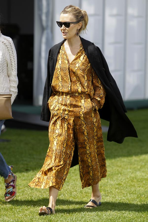 Este dos piezas fluido de estampado serpiente con el que vimos a Marta Ortega en el torneo hípico de Casas Novas fue otro de los hits de Zara de esa temporada según se puso a la venta.