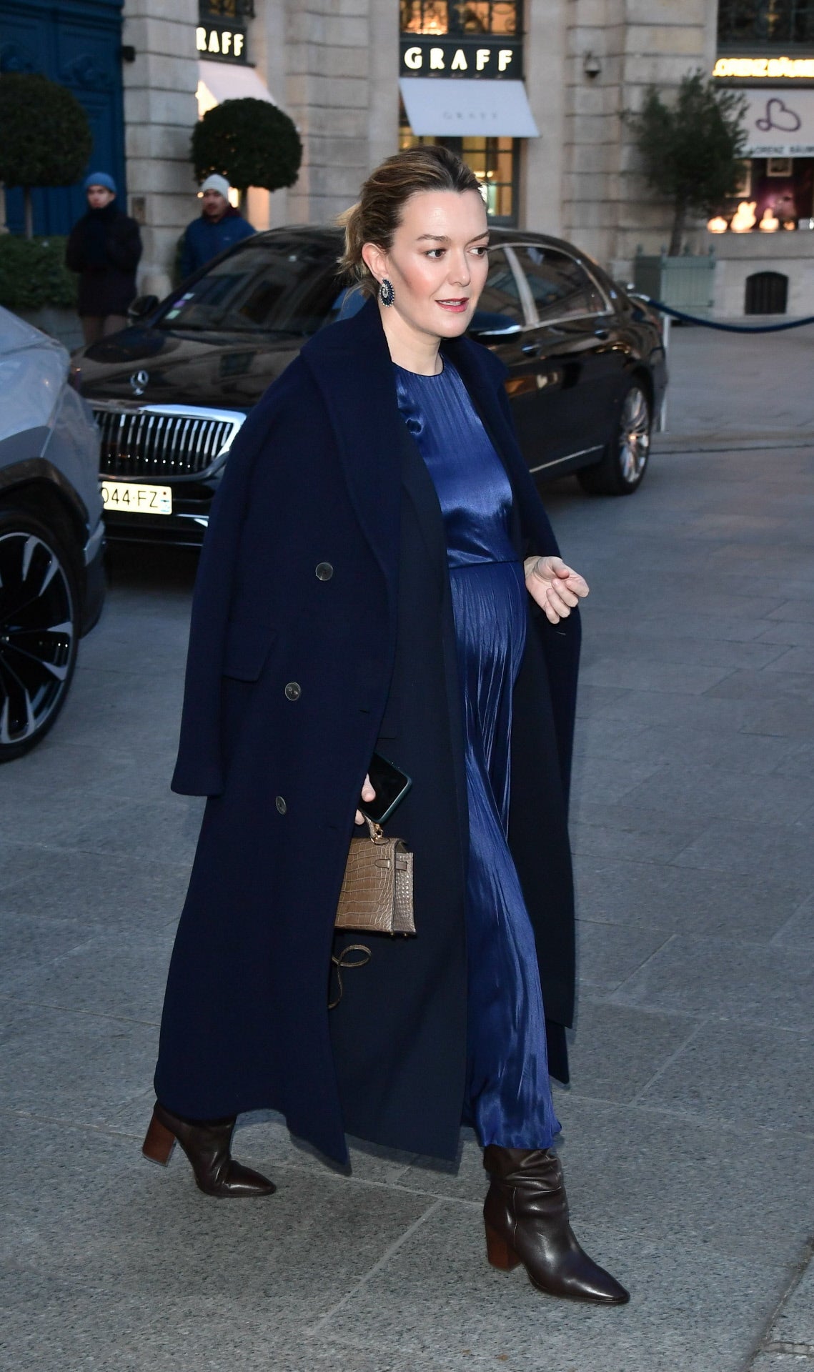 Cuando vimos a  Marta Ortega, embarazadísima , con este vestido de satén plisado azul noche lo tuvimos claro: en pocas semanas estaría en la colección Mum de Zara. Y no nos equivocamos. Y se agotó en horas, a pesar de ser premamá.