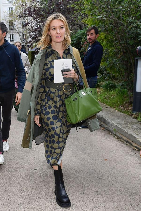 Marta Ortega, con total look de la colección SRPLS de Zara , en el que combinó un vestido camisero de maxi lunares y una parka de inspiración militar. Por cierto, ¿qué nos decís de las botas de suela track que ahora no dejamos de ver?