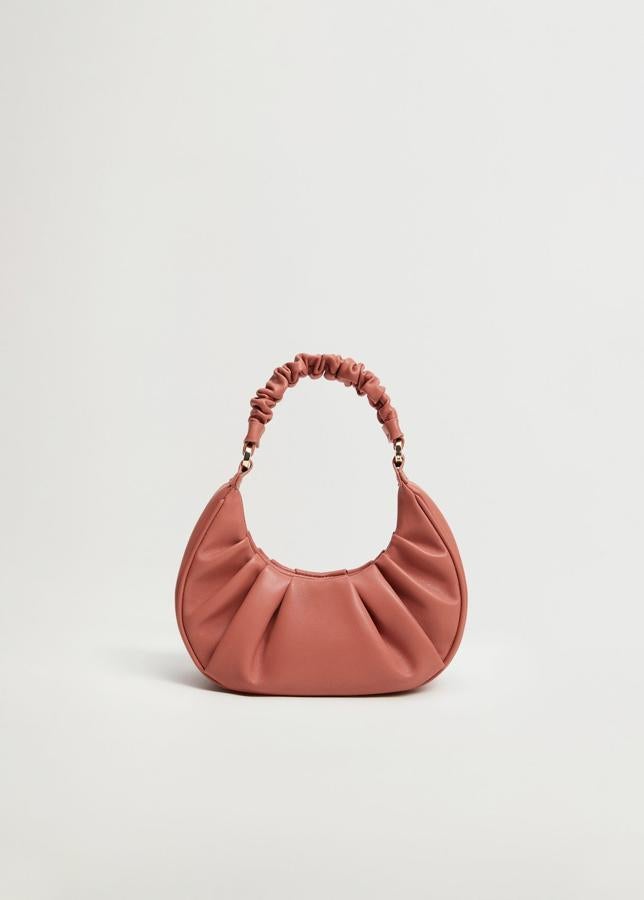 Bolso de asa corta con forma ovalada de la coleccion de primavera de Mango (19,99 euros)