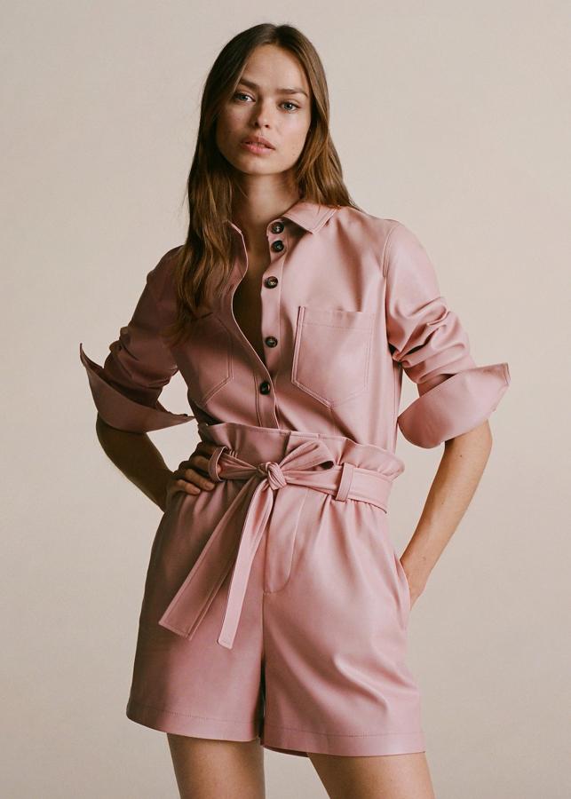 Camisa con efecto piel con bolsillos de la colección de primavera de Mango (29,99 euros)