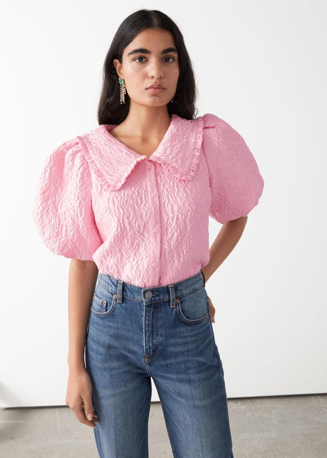 Blusa rosa con cuello bobo de & Other Stories (59,99 euros)