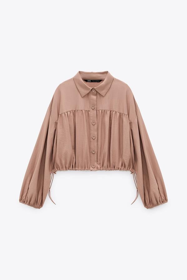 Blusa corta con botoines de la nueva colección de primavera de Zara (25,99 euros)
