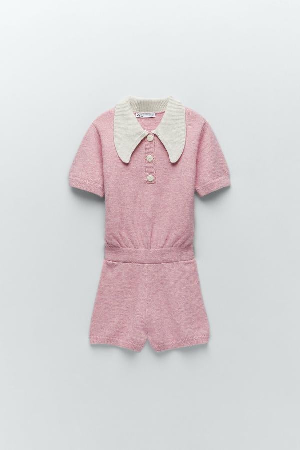 Mono de punto con botones y cuello blanco de la nueva colección de primavera de Zara (29,99 euros)