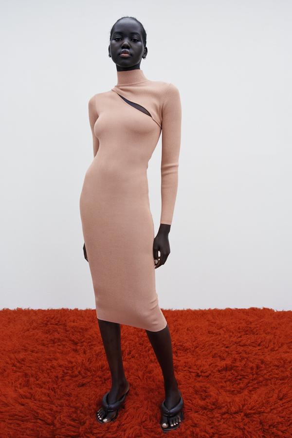 Vestido de punto ajustado con abertura de la nueva colección de primavera de Zara (29,99 euros)