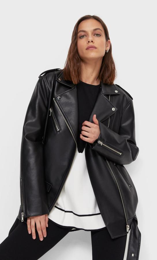 Si lo tuyo es la comodidad, esta cazadora oversize que puedes encontrar en color negro y crudo te encantará. También tiene solapas con botones metálicos y cinturón del mismo tejido que el resto de la biker. Su precio es de 35,99 euros.