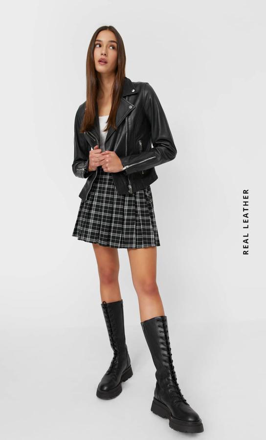 Esta cazadora es, en cuanto a diseño, muy parecida a la primera opción que os hemos dado. Las dos únicas diferencias son que no tiene cinturón y que está hecha con piel auténtica, lo que se refleja en el precio: 89,99 euros.