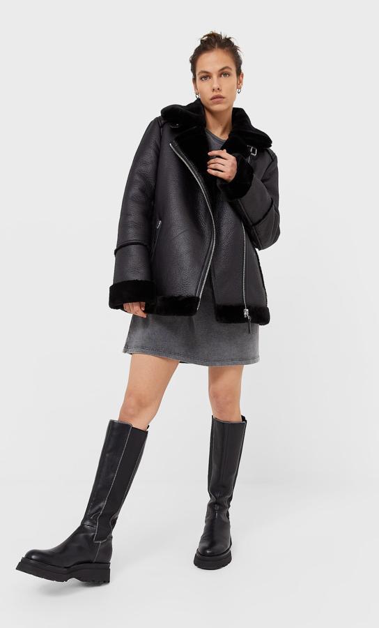 Cazadora oversize efecto piel con pelo en el cuello, los puños y el bajo. Cierre frontal con cremallera metálica. Precio actual: 49,99 euros.