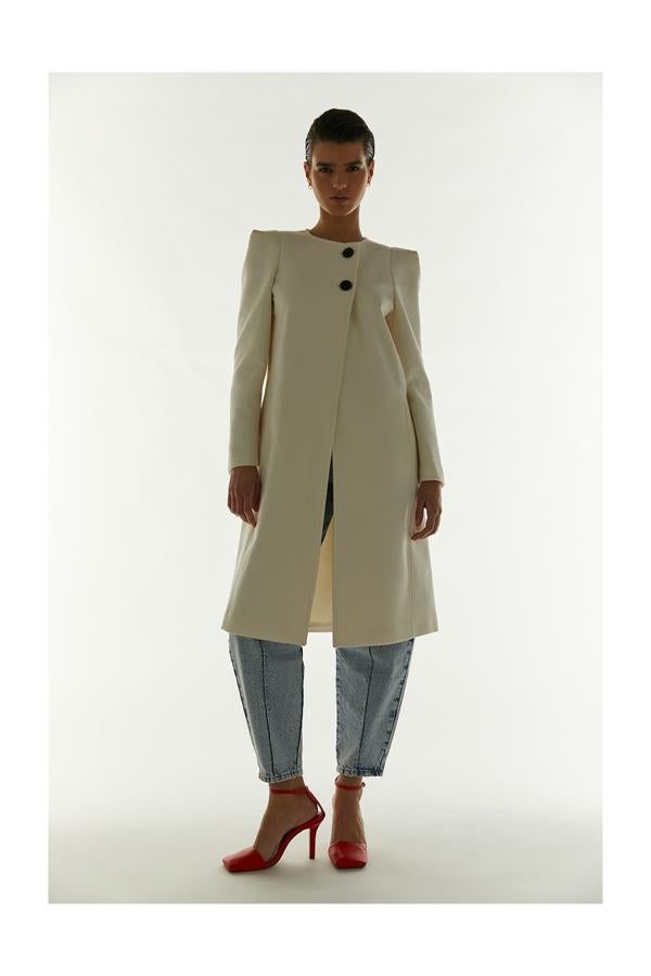 Perfecto para el entretiempo, este orginal abrigo de hombros marcados e inspiración retro de la nueva colección de Sfera cuesta 59.99 euros.