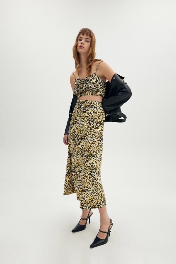 El 'animal print' vuelve una temporada más, y nos deja looks tan cañeros como este de Sfera, con falda midi (29.99 euros) y crop top a juego (19.99 euros).