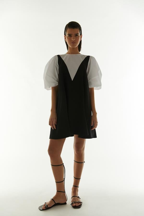 Este original vestido combinado en blanco y negro con mangas XXL cuesta 25.99 euros en Sfera.