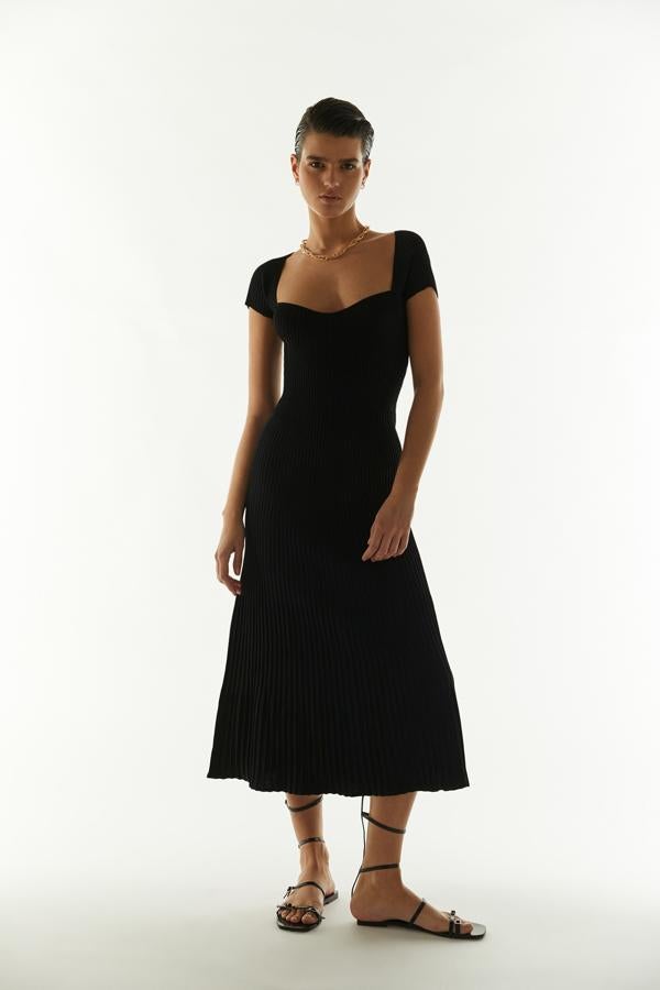 Siempre hay sitio para un vestido negro más en nuestro fondo de armario. Sobre todo, si es tan bonito y favorecedor como este plisado midi con escote cuadrado de la nueva colección de Sfera (39.99 euros).