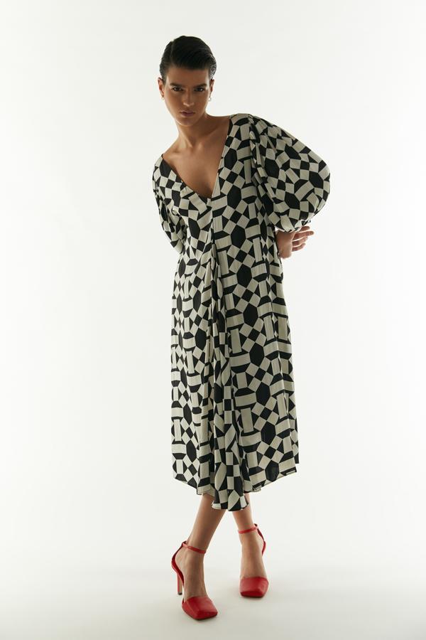 Los estampados setenteros protagonizan buena parte de la nueva colección de Sfera, como este vestido midi 'black&white' con mangas abullonadas (39.99 euros).