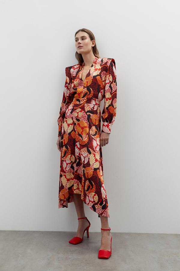 ¿Puede ser más bonito y favorecedor este vestido de la nueva colección de Sfera? Nos encanta por su estampado psicodélico lleno de color, su largo midi asimétrico, su cintura marcada, su escote en uve, sus hombreras marcadas... ¡y su precio: 39.99 euros!