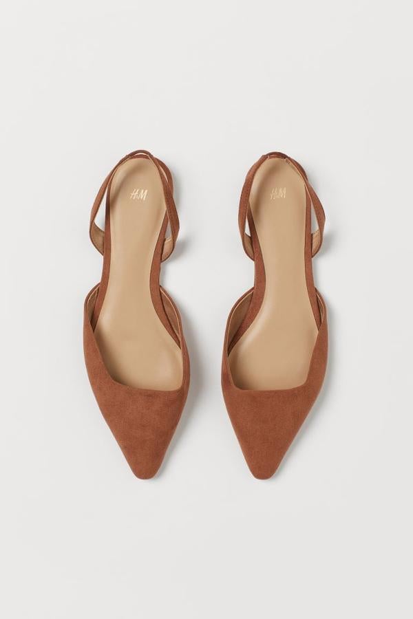 Zapatos destalonados en ante color caramelo de la nueva colección de primavera de H&M (14,99 euros)