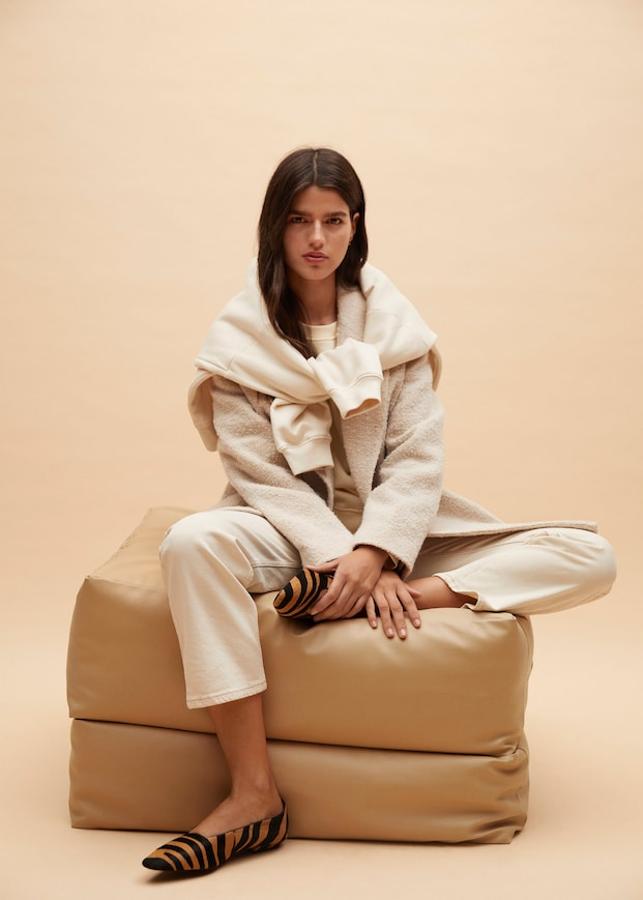 Zapatos planos de punta con estampado animal de la nueva colección de primavera de Mango (69,99 euros)