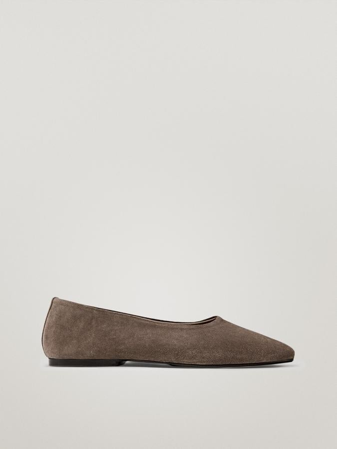 Zapatos planos de ante en color topo de la nueva colección de primavera de Massimo Dutti (69,99 euros)