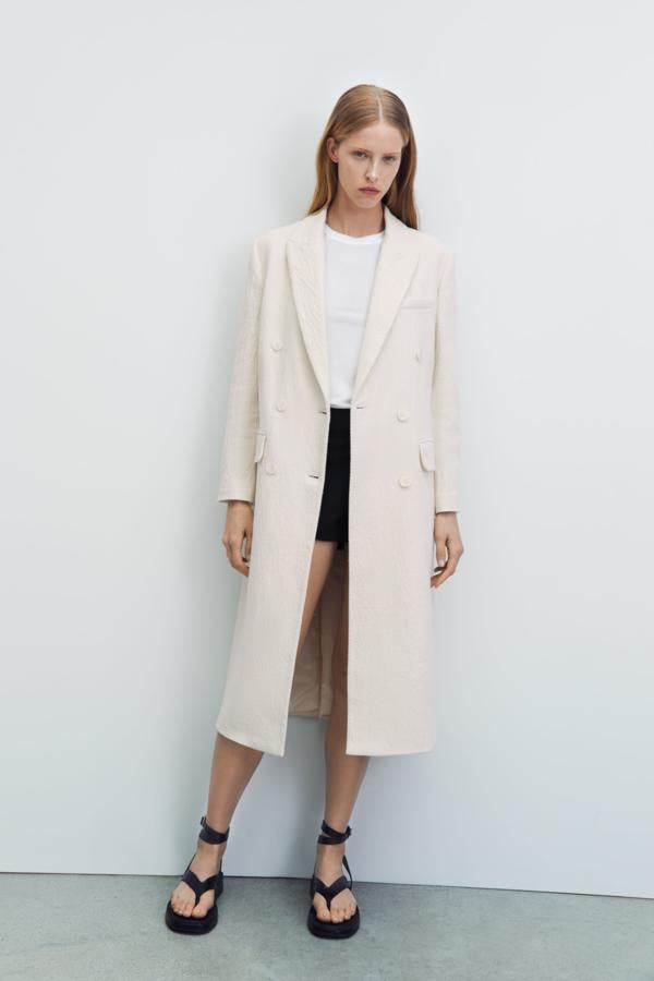 Abrigo largo en color blanco con doble botonadura de la nueva colección de Zara (79,99 euros)