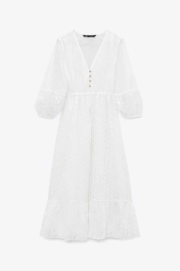 Vestido blanco con calados y largo midi de la nueva colección de Zara (49,99 euros)