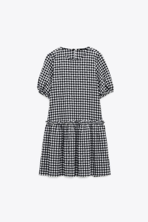 Vestido con estampado de cuadros en blanco y negro de la nueva colección de primavera de Zara (29,99 euros)