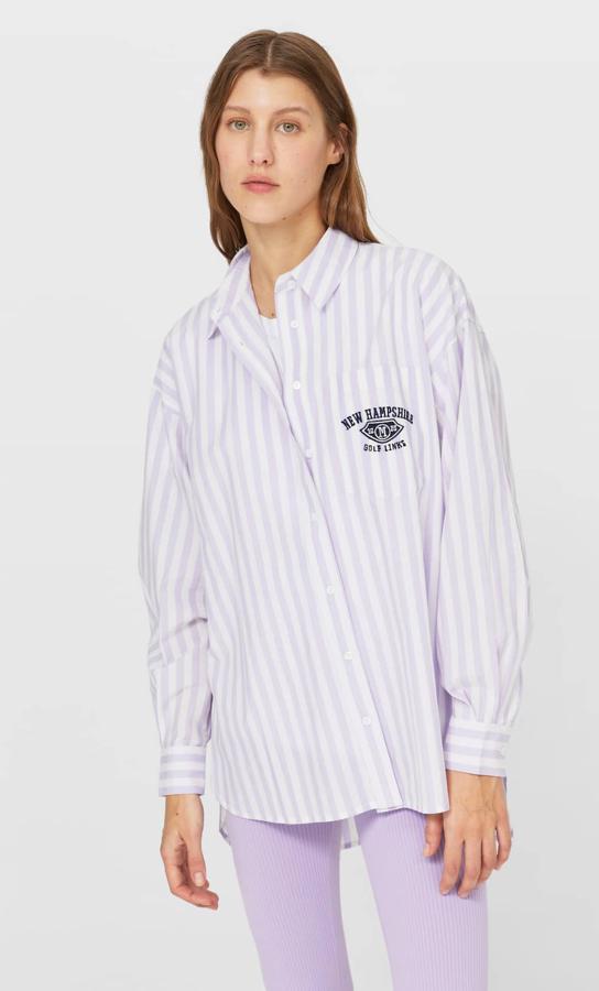 Con estampado de rayas en color lila, esta camisa amplia cuenta con bolsillo delantero de plastrón y bajo asimétrico. Cuenta con un detalle bordado en la parte delantera y tiene un precio de 19,99 euros.