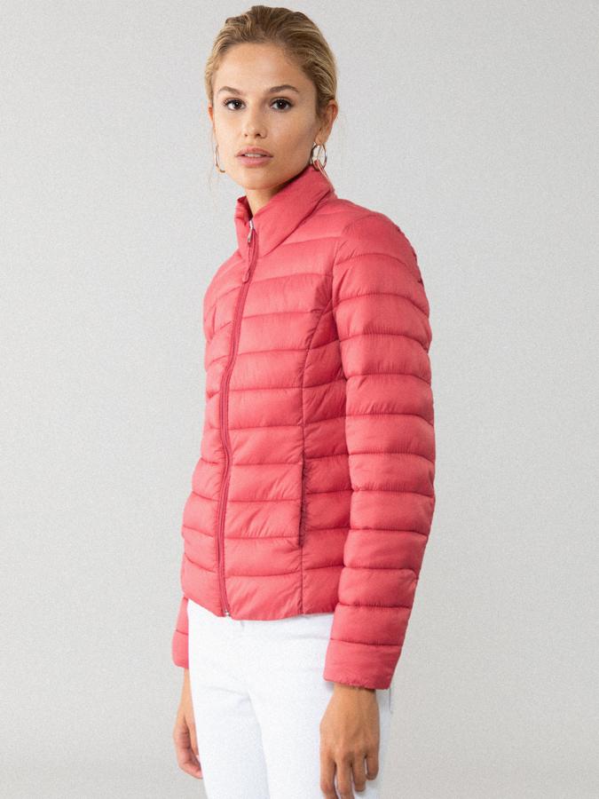 Esta cazadora acolchada básica de color rosa está disponible en numerosos colores. Con diseño entallado y cuello subido, tiene un precio de 8,99 euros (antes 17,99 euros).
