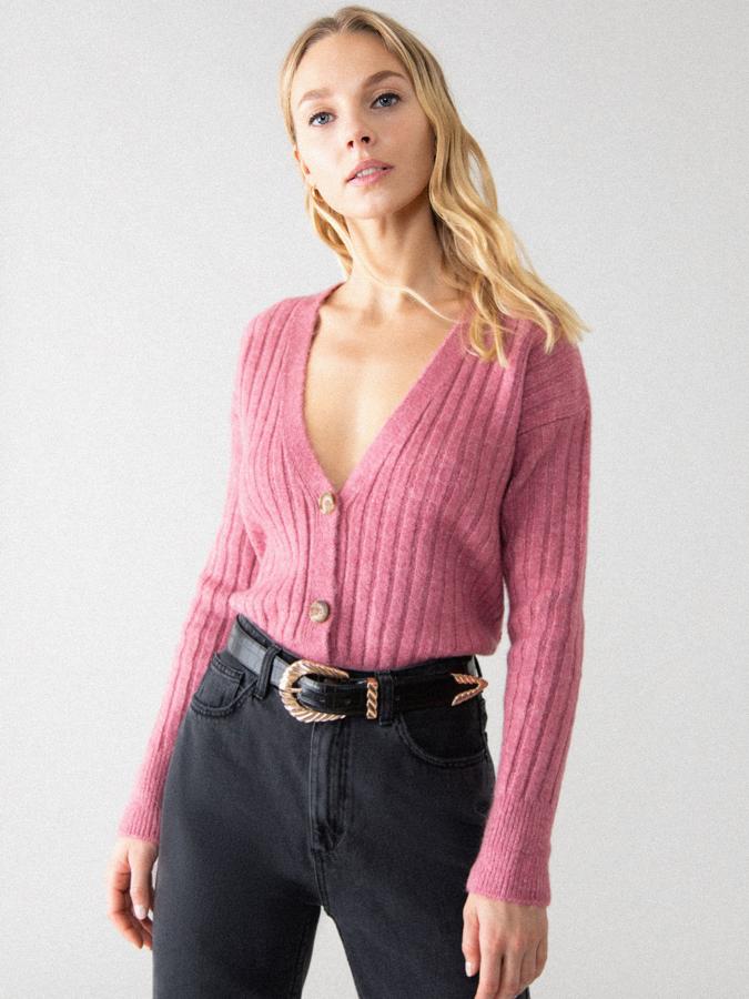 Disponible en rosa, verde o color arena, esta chaqueta oversize con escote en forma de pico y botones de imitación hueso en la parte frontal, tiene un precio de 7,99 euros (antes 15,99 euros).